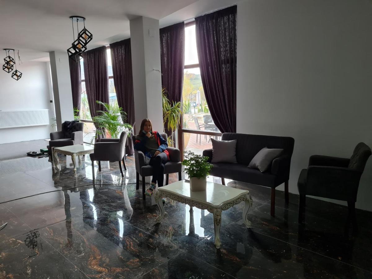 Cazare Palace Петрошани Экстерьер фото